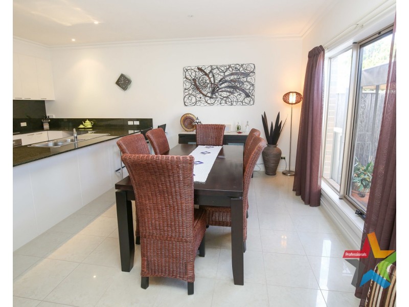 Villa 2/11 Rosemont Avenue, Mildura VIC 3500