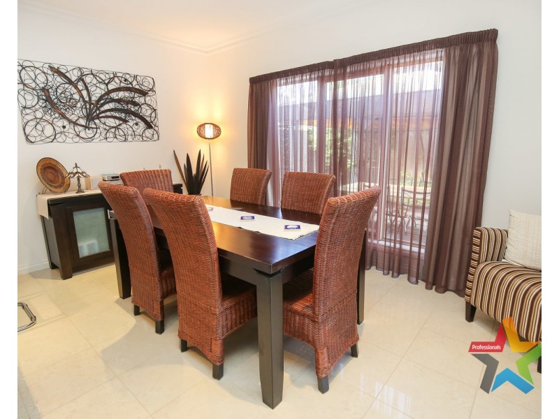 Villa 2/11 Rosemont Avenue, Mildura VIC 3500