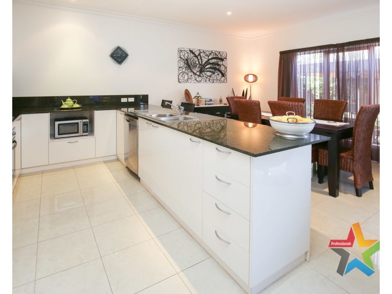 Villa 2/11 Rosemont Avenue, Mildura VIC 3500