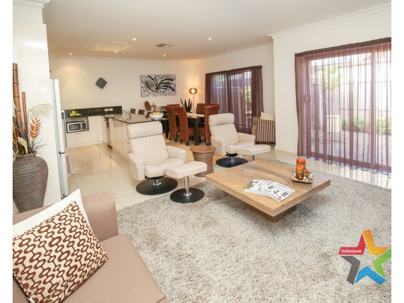 Villa 2/11 Rosemont Avenue, Mildura VIC 3500