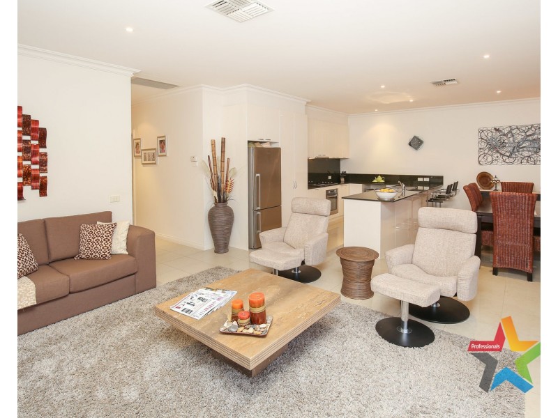 Villa 2/11 Rosemont Avenue, Mildura VIC 3500