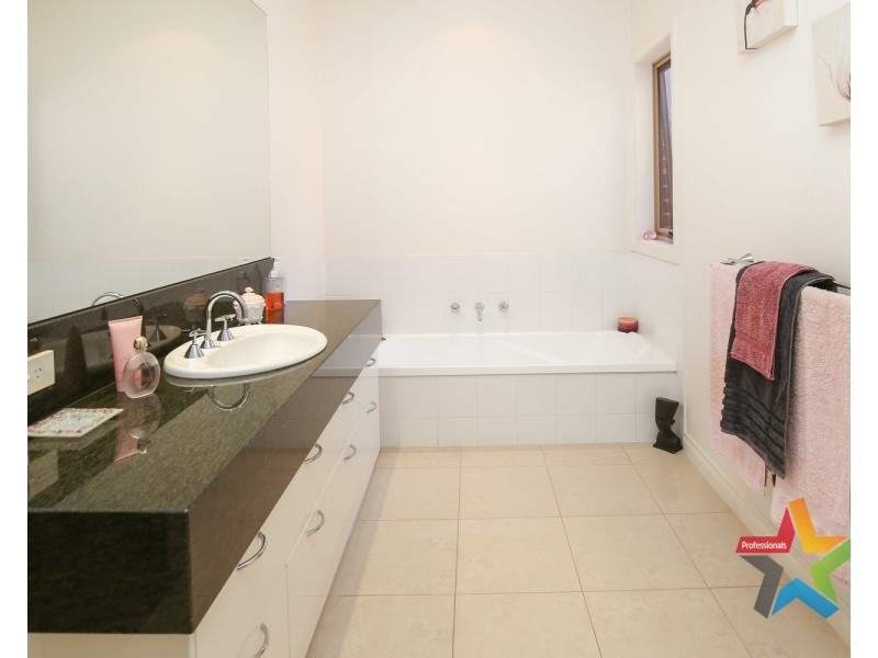 Villa 2/11 Rosemont Avenue, Mildura VIC 3500