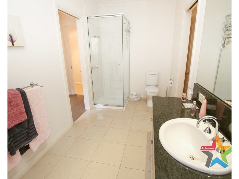 Villa 2/11 Rosemont Avenue, Mildura VIC 3500