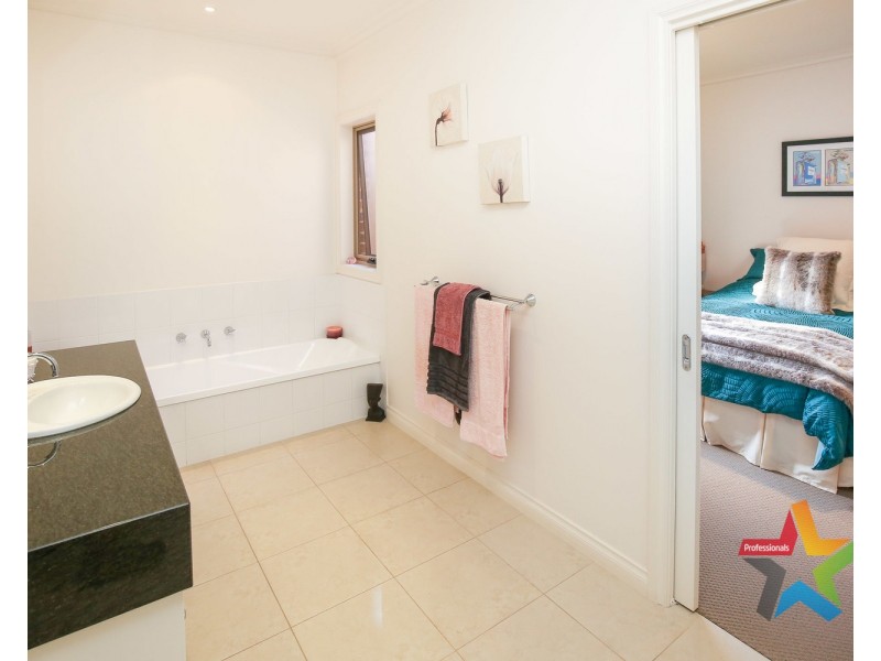 Villa 2/11 Rosemont Avenue, Mildura VIC 3500