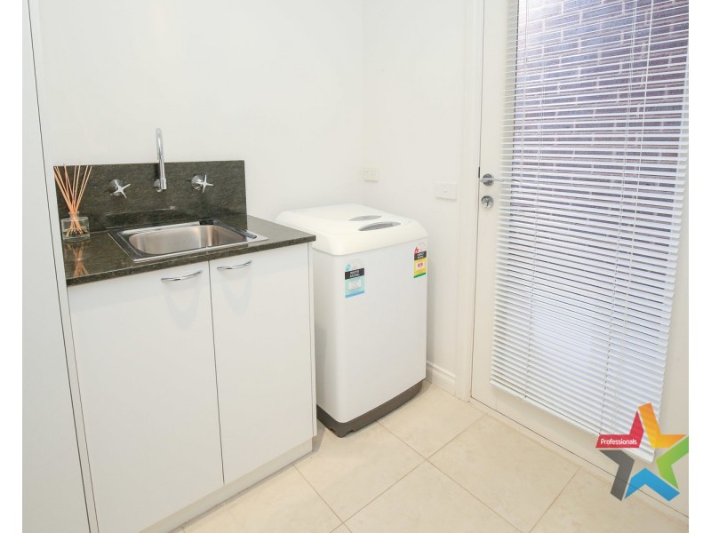 Villa 2/11 Rosemont Avenue, Mildura VIC 3500