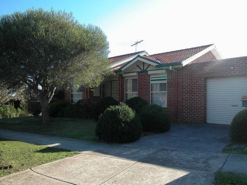 8 Hurlstone Crescent, Mill Park VIC 3082