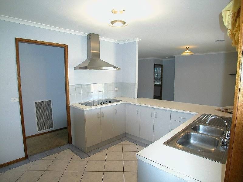 100 Garden Grove Drive, Mill Park VIC 3082