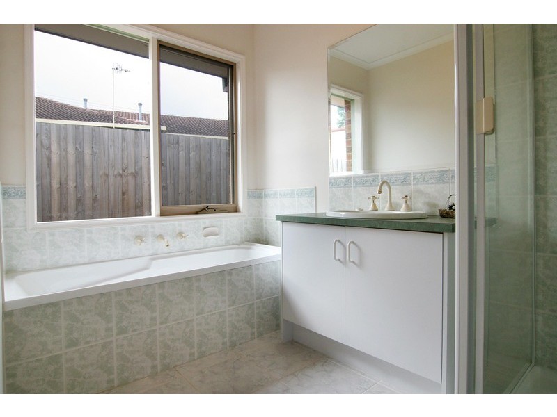 32 Barker Drive, Mooroolbark VIC 3138