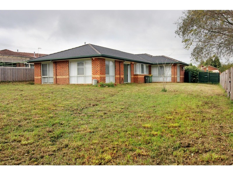 32 Barker Drive, Mooroolbark VIC 3138