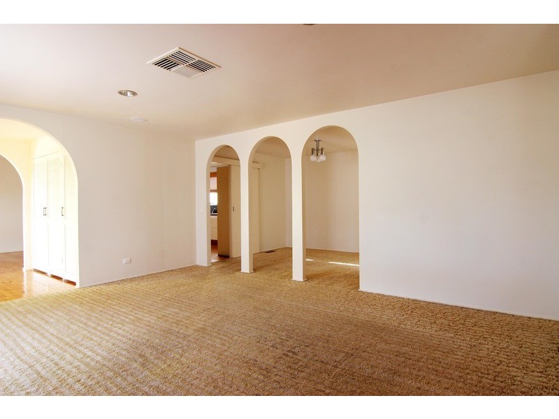 17 Mulduri Crescent, Croydon South VIC 3136