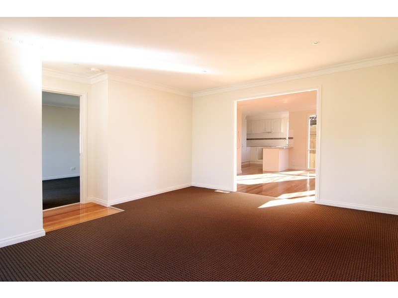 1 Bimbadeen Drive, Mooroolbark VIC 3138