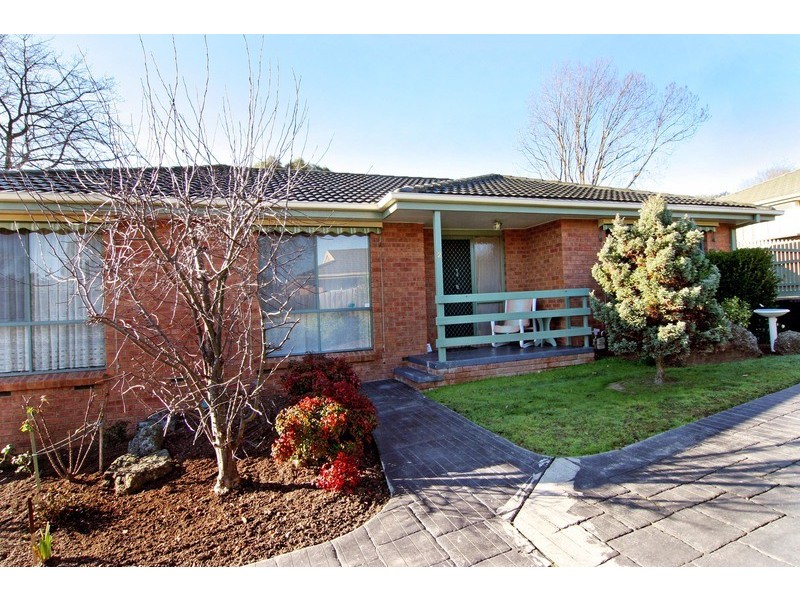 2/11 Meadow Road, Croydon North VIC 3136