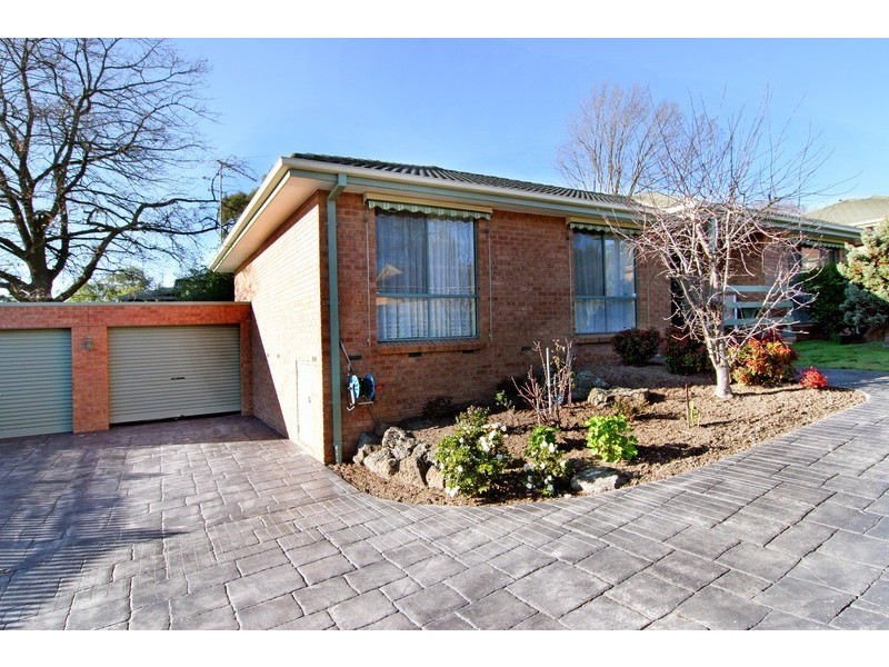2/11 Meadow Road, Croydon North VIC 3136
