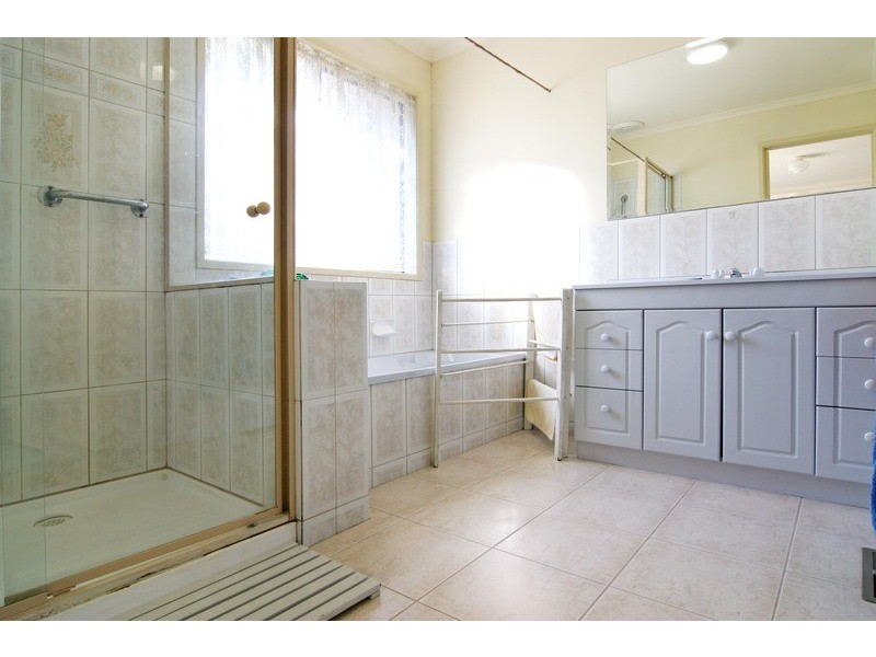 2/11 Meadow Road, Croydon North VIC 3136