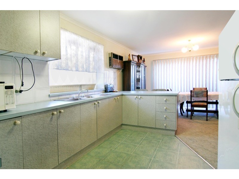 2/11 Meadow Road, Croydon North VIC 3136