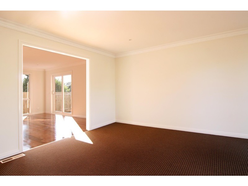 1 Bimbadeen Drive, Mooroolbark VIC 3138