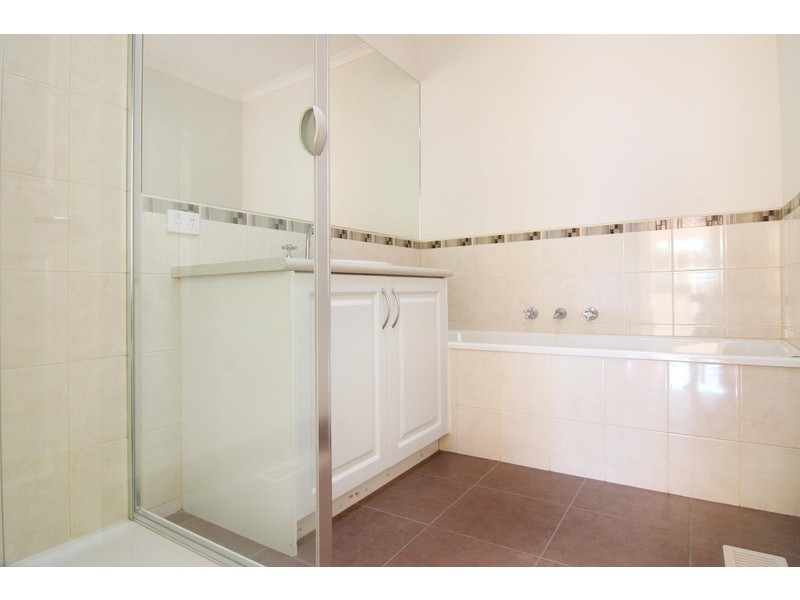 1 Bimbadeen Drive, Mooroolbark VIC 3138