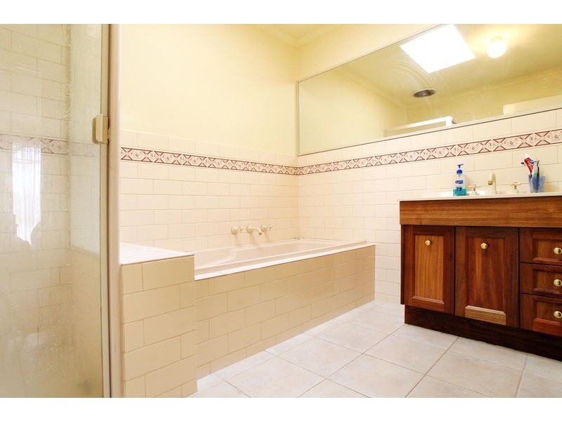 1/8 Felix Grove, Mooroolbark VIC 3138