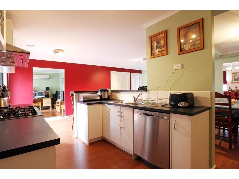 17 Mountain View Road, Kilsyth VIC 3137