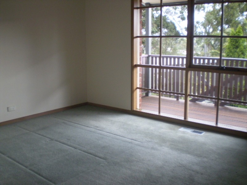 4 Devon Walk, Mooroolbark VIC 3138