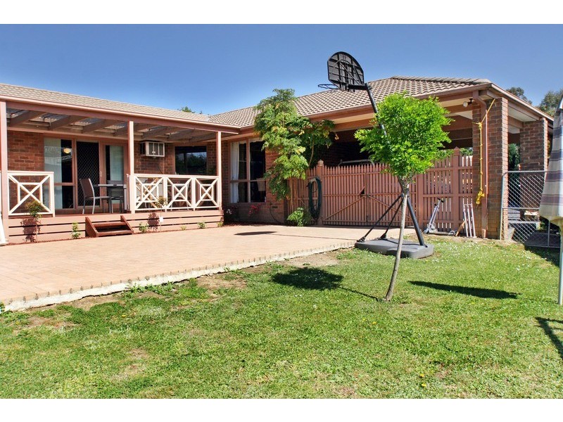 8 Como Close, Croydon VIC 3136