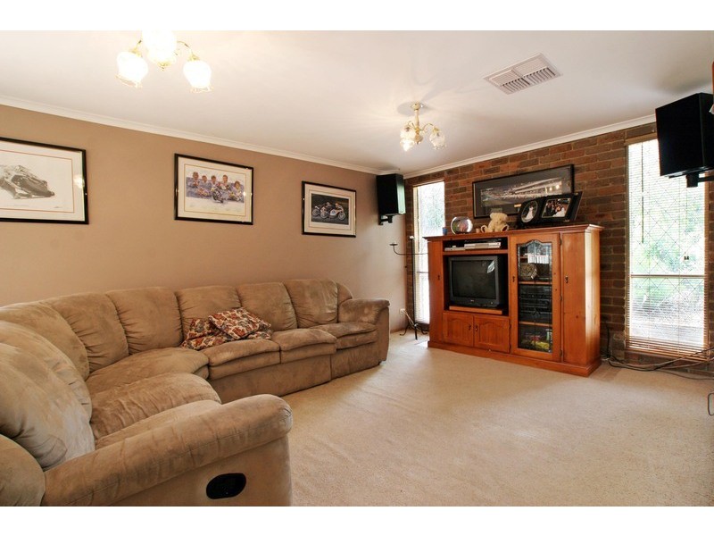 5 Robyn Court, Mooroolbark VIC 3138