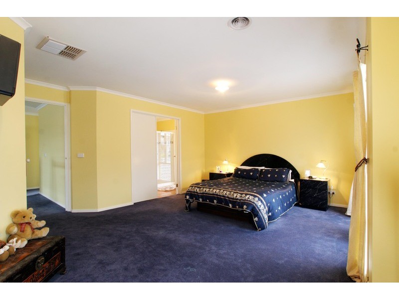 14 Palm Court, Croydon South VIC 3136