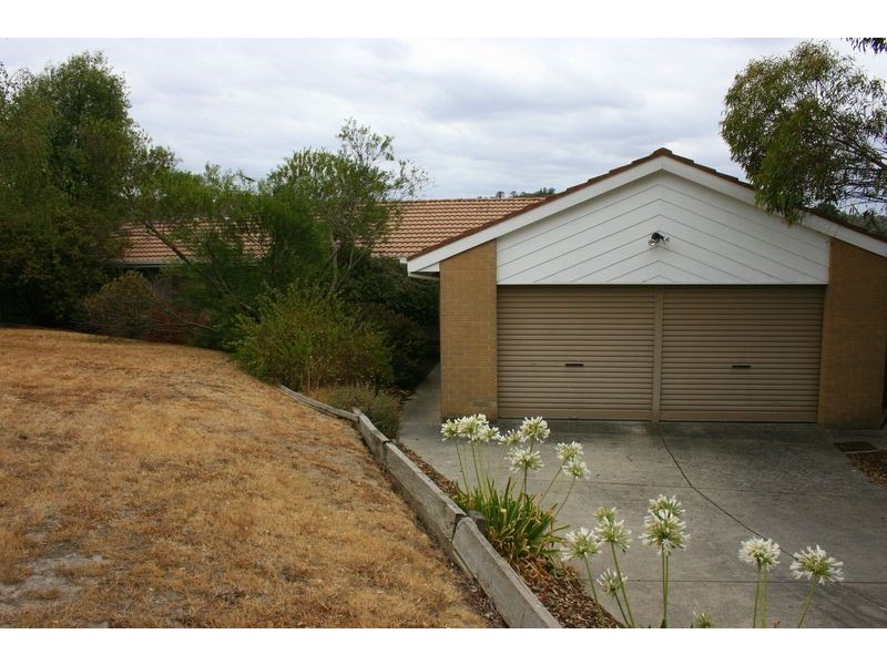 1 The Heath, Croydon North VIC 3136