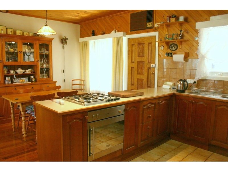 11 Moore Avenue, Croydon VIC 3136