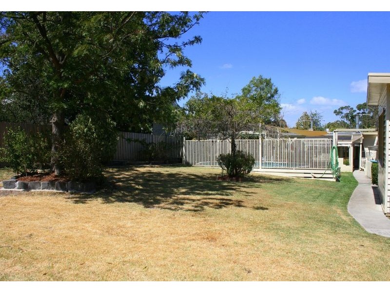 11 Moore Avenue, Croydon VIC 3136