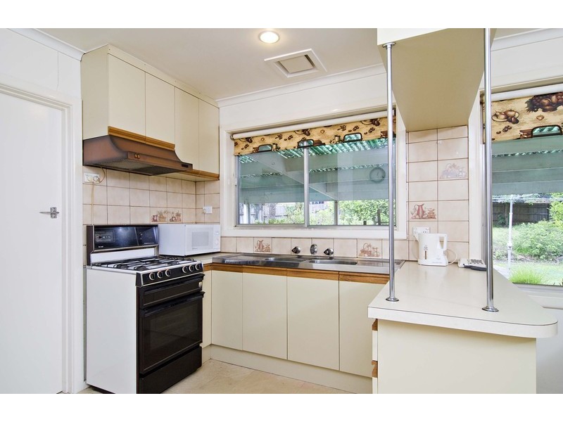 8 Boronia Avenue, Croydon South VIC 3136