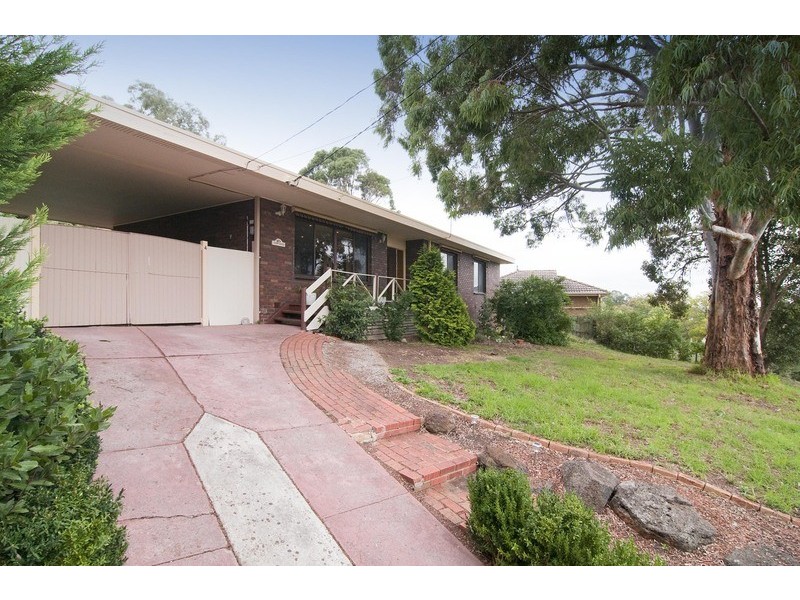 4 Parry Drive, Mooroolbark VIC 3138
