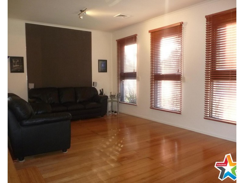2 Moana Drive, Mooroolbark VIC 3138
