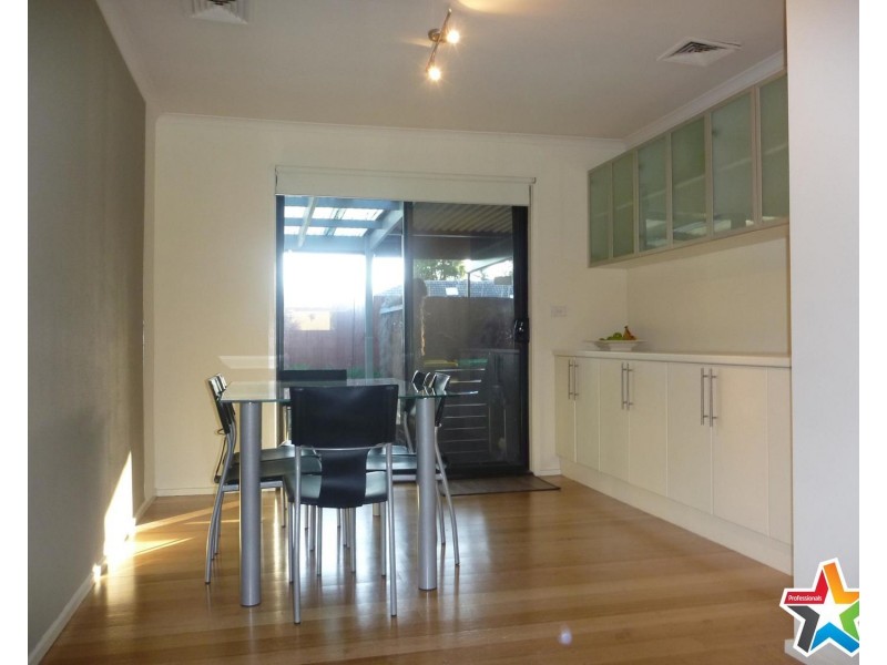 2 Moana Drive, Mooroolbark VIC 3138