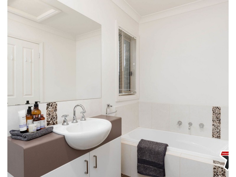 2/14 Russell Avenue, Mooroolbark VIC 3138