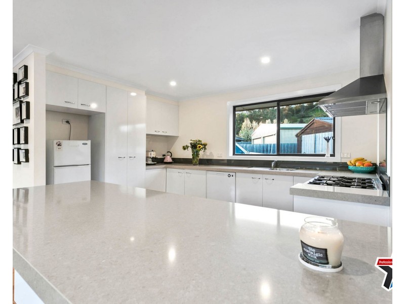 44 Croydondale Drive, Mooroolbark VIC 3138