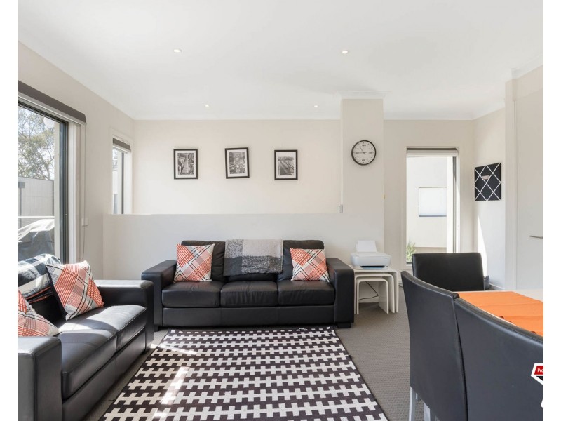 18 Lithgow Way, Mooroolbark VIC 3138