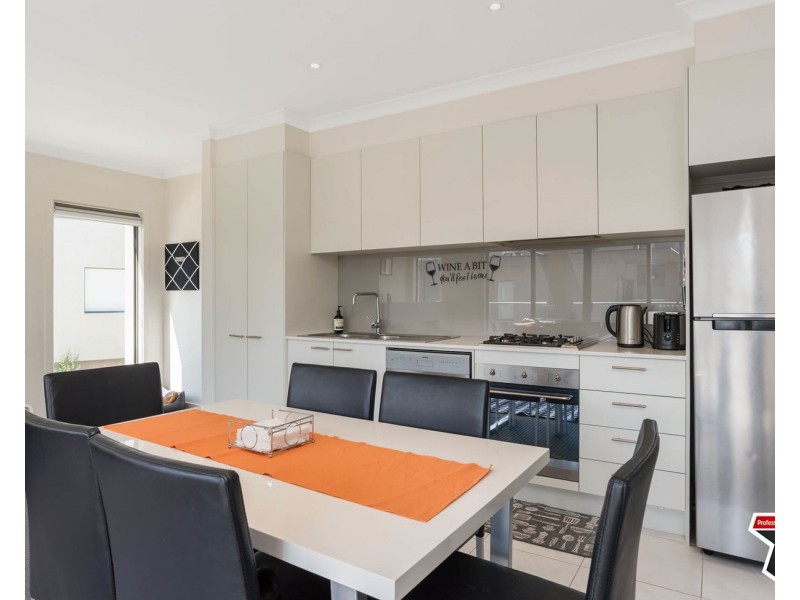 18 Lithgow Way, Mooroolbark VIC 3138