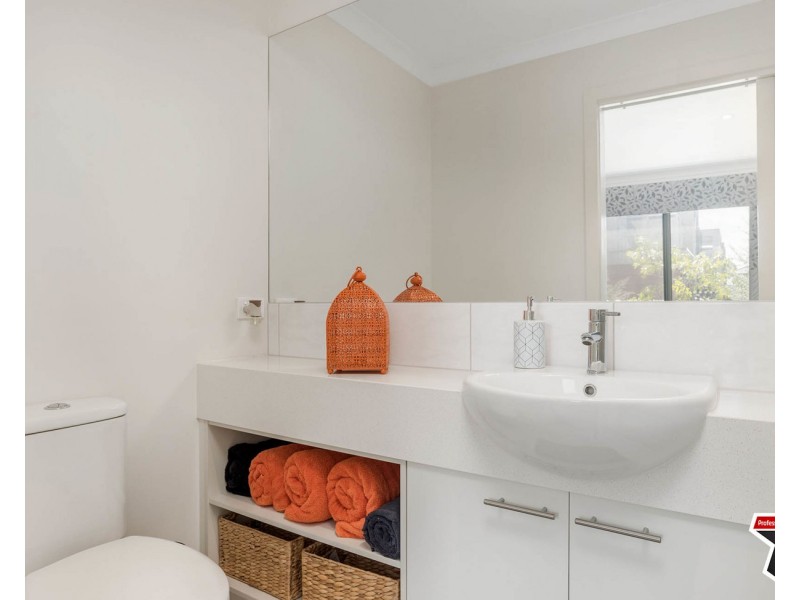 18 Lithgow Way, Mooroolbark VIC 3138