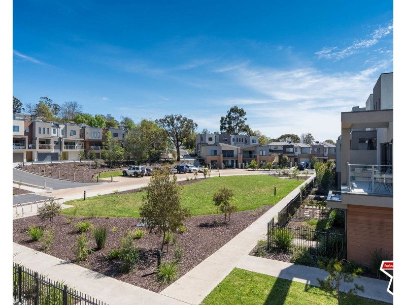 18 Lithgow Way, Mooroolbark VIC 3138