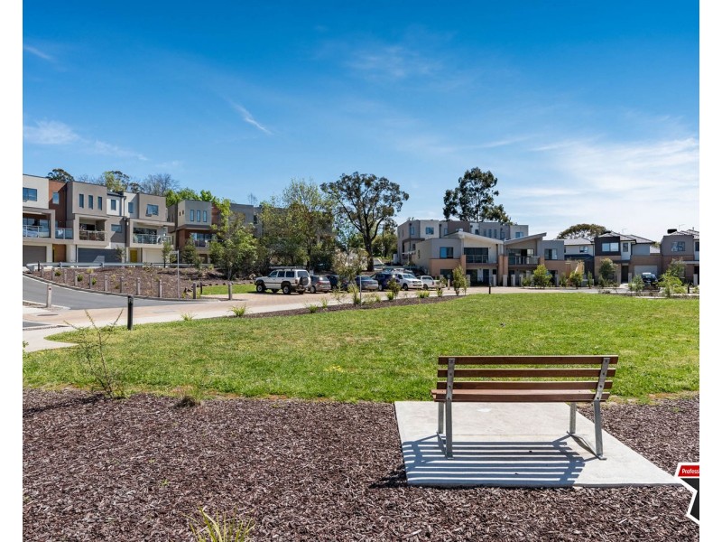 18 Lithgow Way, Mooroolbark VIC 3138