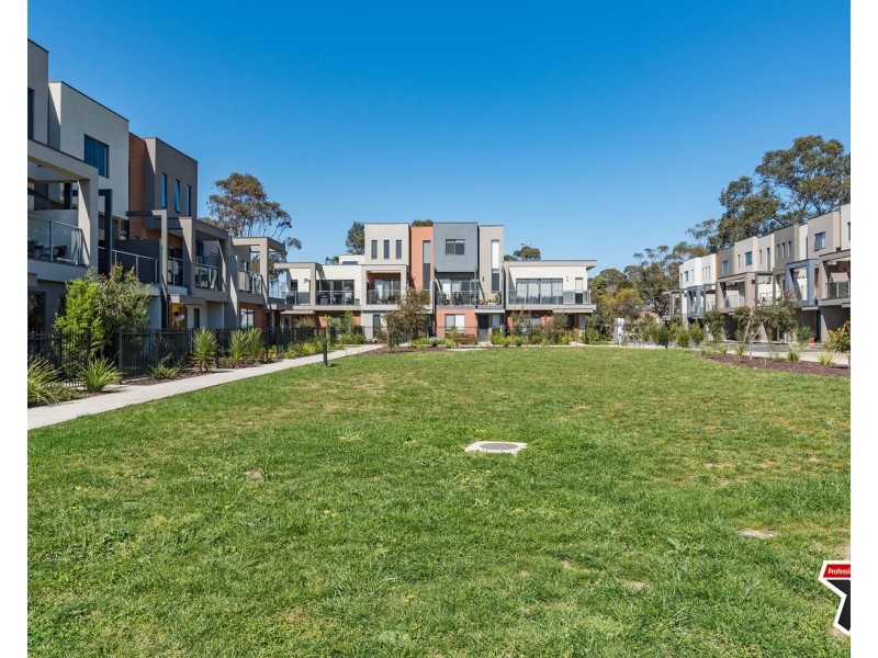 18 Lithgow Way, Mooroolbark VIC 3138