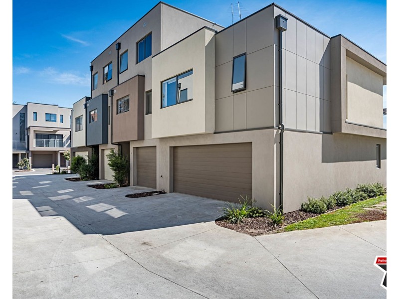 18 Lithgow Way, Mooroolbark VIC 3138