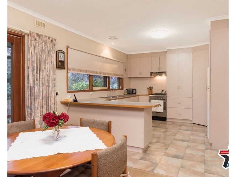 16 Carters Lane, Seville VIC 3139