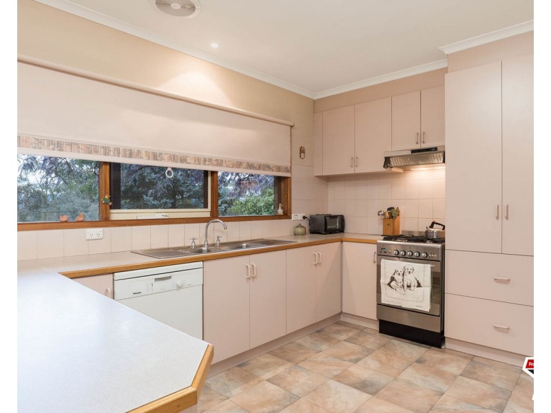 16 Carters Lane, Seville VIC 3139