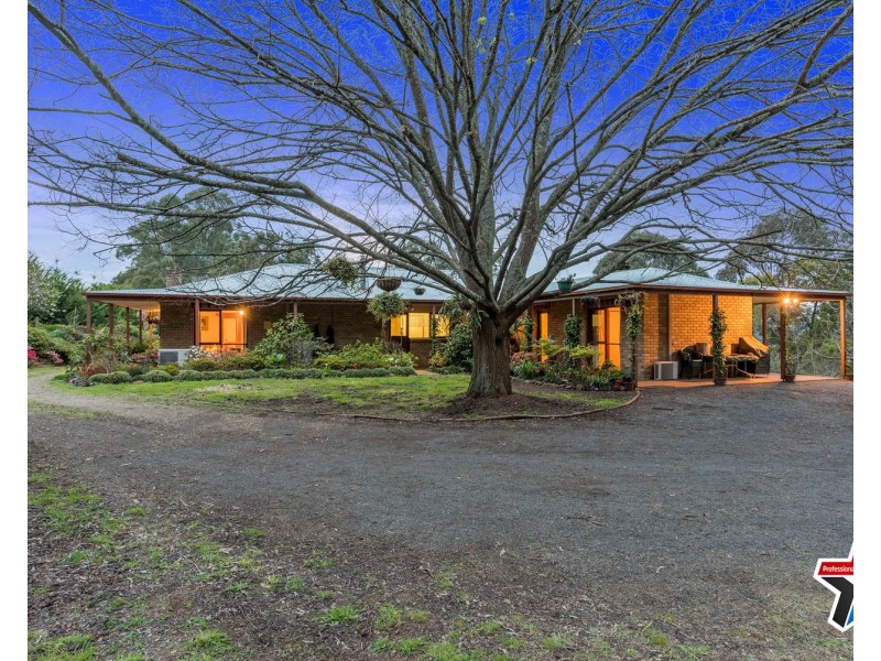 16 Carters Lane, Seville VIC 3139