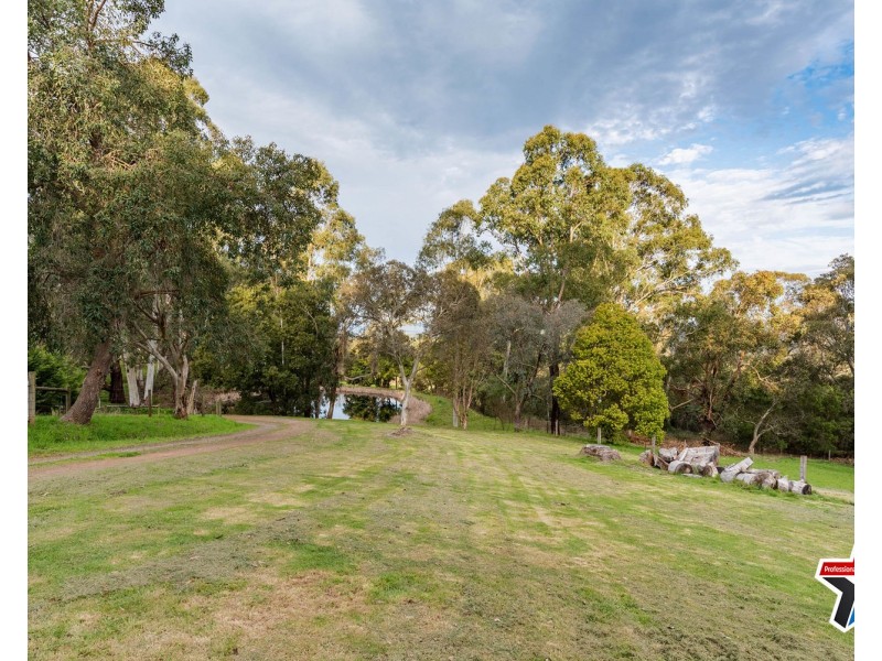 16 Carters Lane, Seville VIC 3139