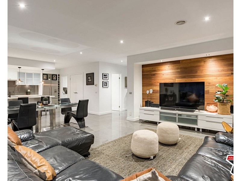 44 Valley Park Drive, Mooroolbark VIC 3138