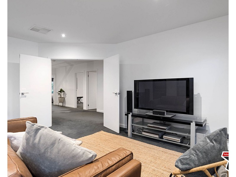 44 Valley Park Drive, Mooroolbark VIC 3138