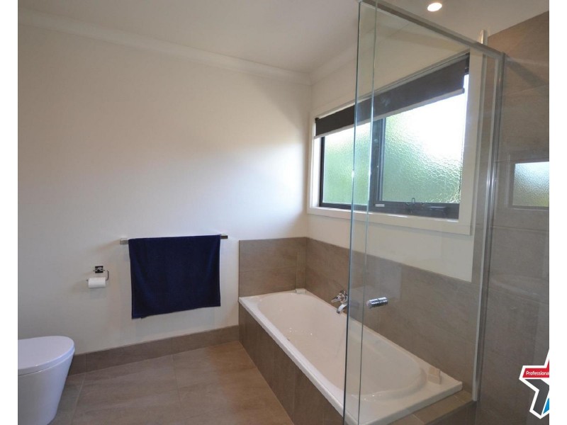 1/4 Shield Court, Kilsyth VIC 3137